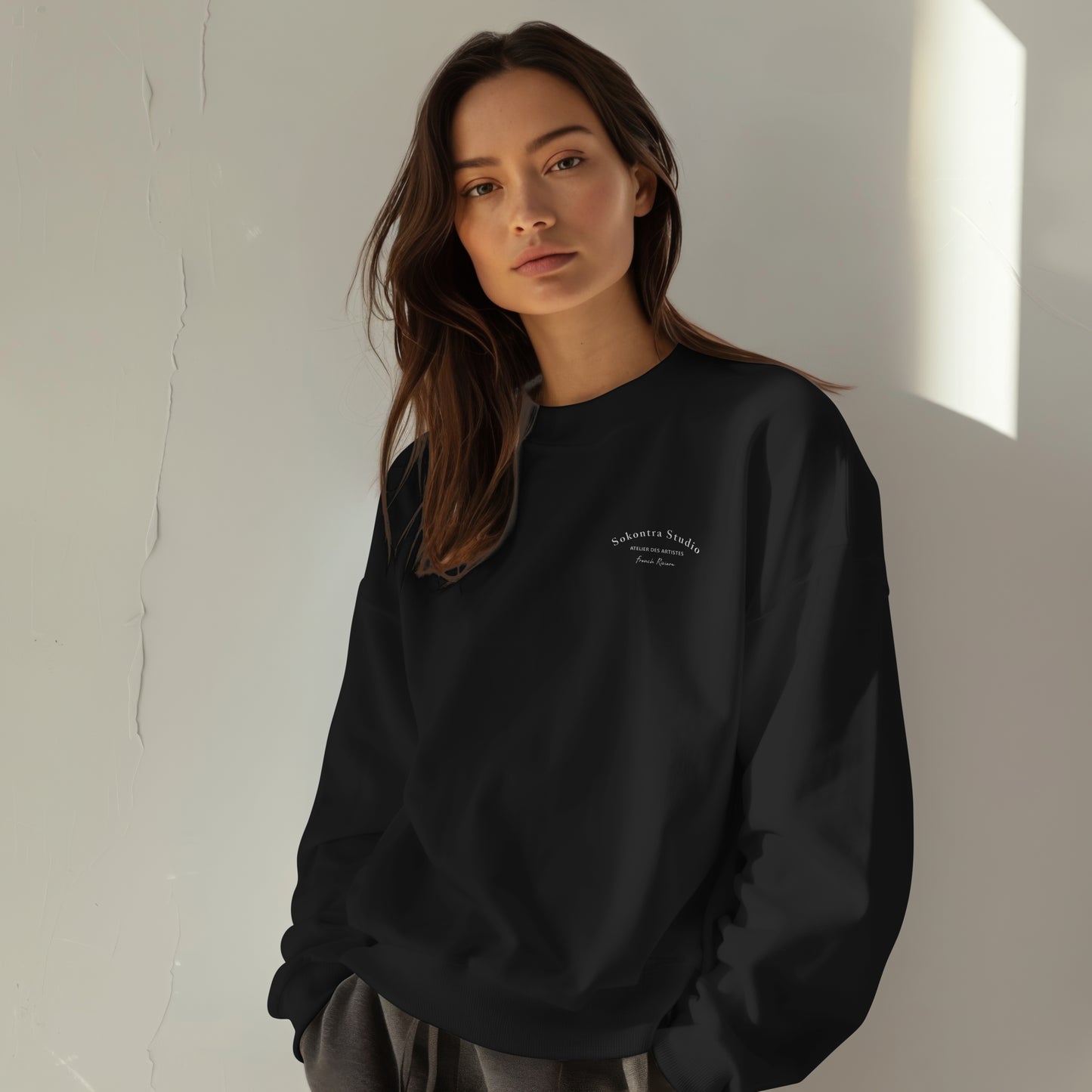 Sweatshirt Noir - Atelier des artistes by Sokontra Studio